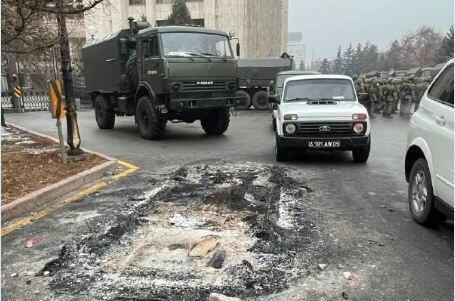 Almatıda iki xəstəxana mühasirəyə alındı