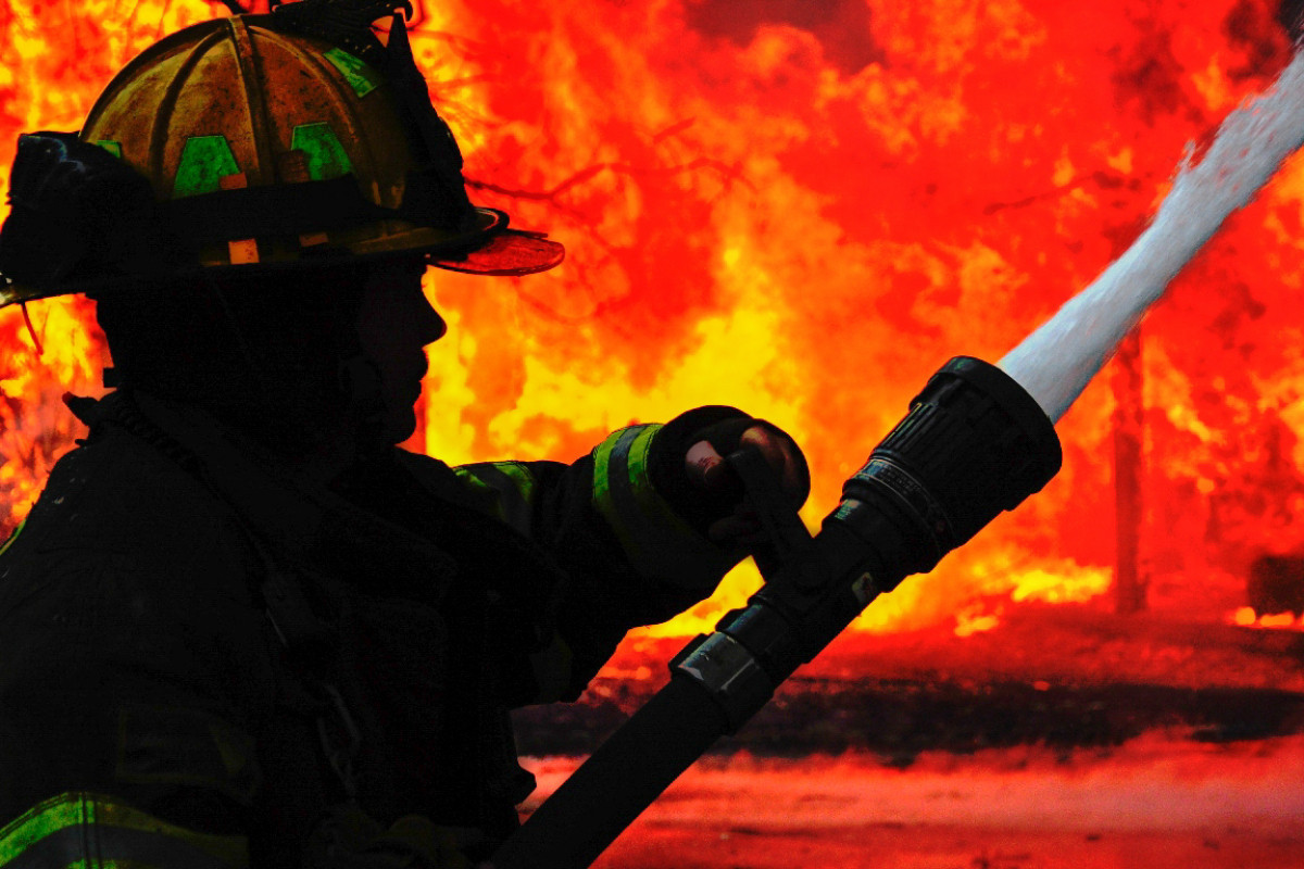 Bakıda anbarda yanğın olub