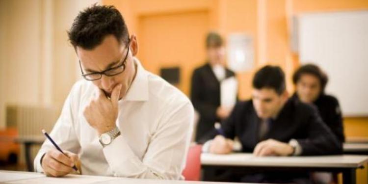 Məmur olmaq istəyənlər imtahan verirlər