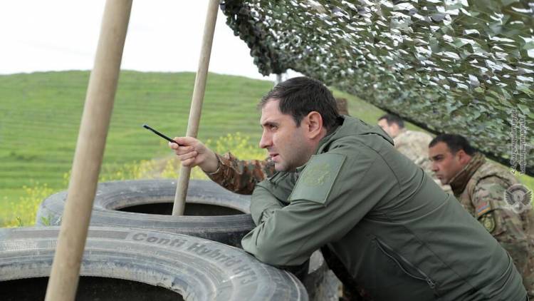 Ermənisatnın müdafiə naziri Kəlbəcərlə sərhədə gəldi