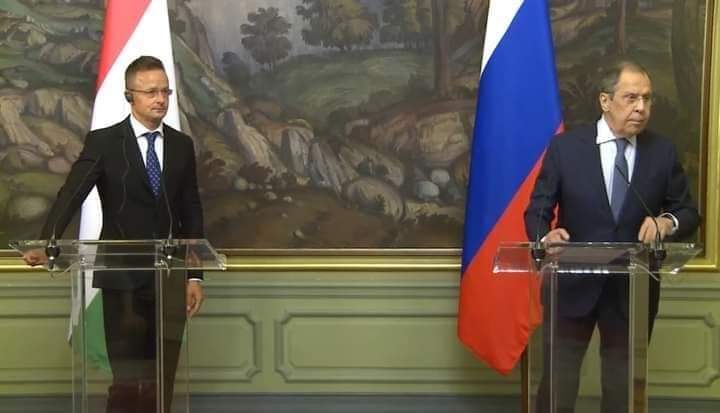 Macar nazir Lavrovla görüşdə “Xarı bülbül” qalstuku taxdı – FOTOLAR