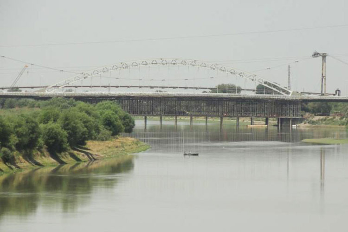 Yevlaxda polislərin avtomobili Kürə düşdü: ölən var