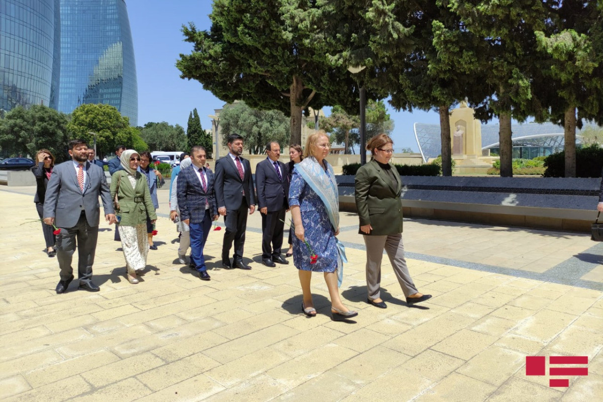 Türkiyəli nazir Fəxri Xiyabanı və Şəhidlər Xiyabanını ziyarət edib