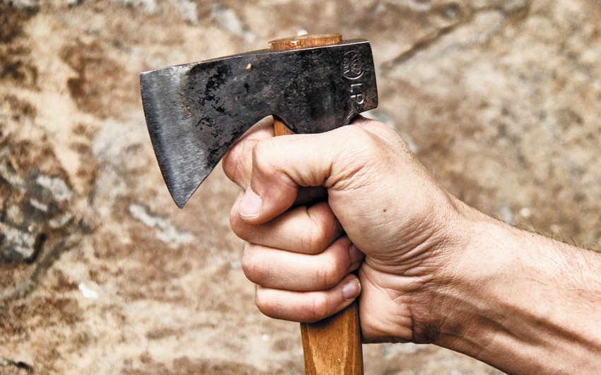 Yardımlıda qadın öz mağazasında baltalanaraq qətlə yetirilib