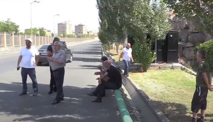 Erməni valideynlər Müdafiə Nazirliyinin qarşısında aksiya keçirirlər – VİDEO