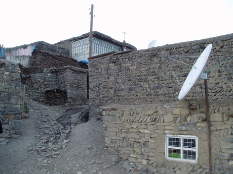 Qubada üzərinə divar uçan şəxs öldü