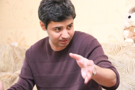 Şair HİDDƏTLƏNDİ: “Heykəli azadlığımıza heç bir dəxli olmayan SSRİ-nin Xalq artistinə qoyuruq!”