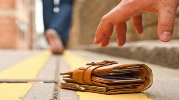 Bakıda əcnəbi turistə qarşı dələduzluq: 100 mini oğurlandı