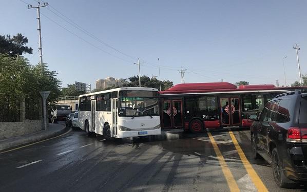 Bakıda sərnişin avtobusu qəzaya düşdü