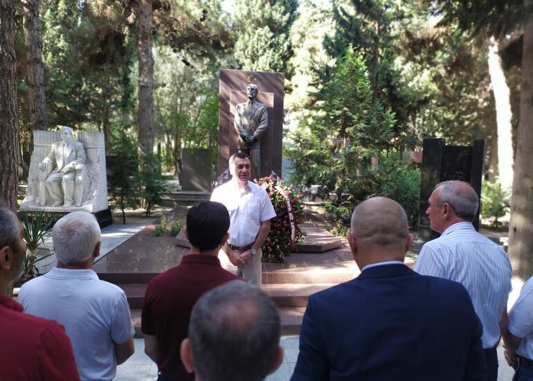 BAXCP Əbülfəz Elçibəyin məzarını ziyarət edib