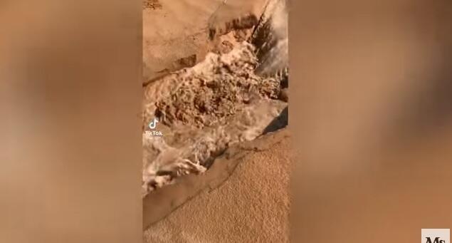 Dünyada ilk: Ərəbistan səhrasında su çıxdı – Video