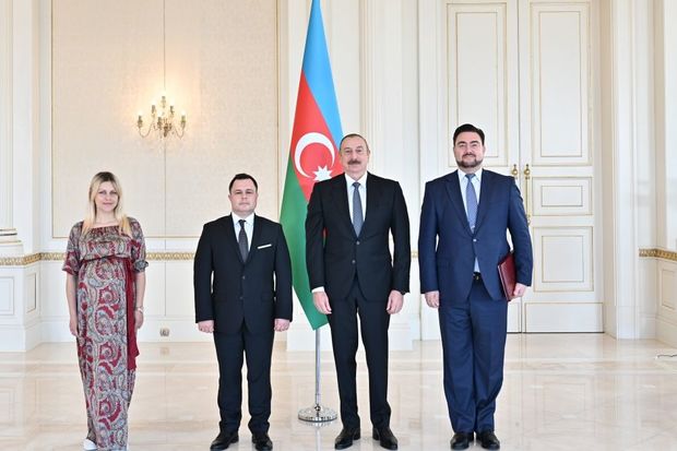 İlham Əliyev Moldovanın ölkəmizə yeni təyin olunan səfirini qəbul etdi – FOTOLAR