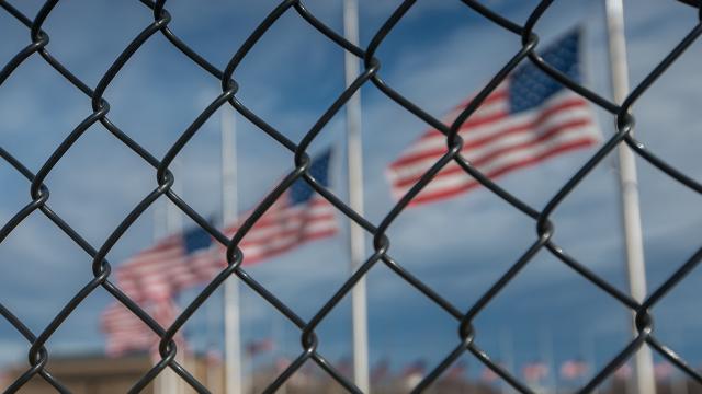 Minlərlə miqrant ABŞ-a sığınmaq şansını gözləyir