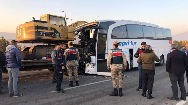 Amasiyada sərnişin avtobusu yük maşını ilə toqquşub: 1 ölü, çox sayda yaralı var