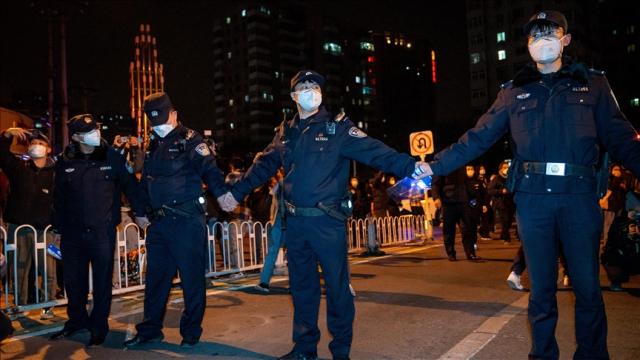 Çin polisi etirazların keçirildiyi küçəni barrikadaya alıb