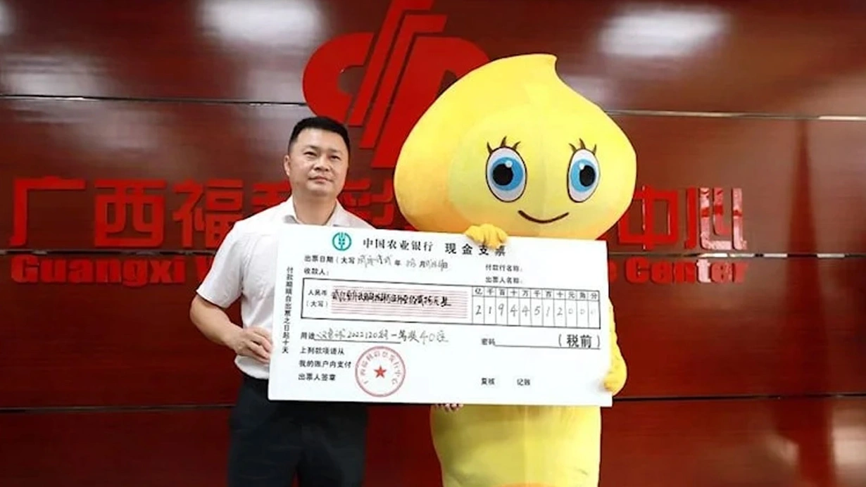 Lotereya qalibi ailəsinə 30 milyon dollar qazandığını deməyəcək