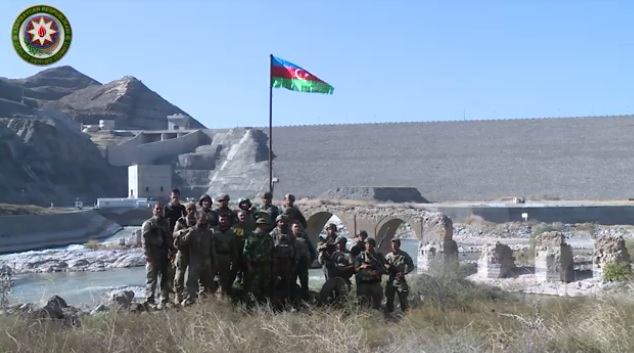 Xudafərin körpüsü üzərində Azərbaycan bayrağı belə ucaldılıb – Video