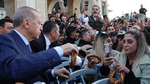 Ərdoğan İstanbulda simit payladı – Foto