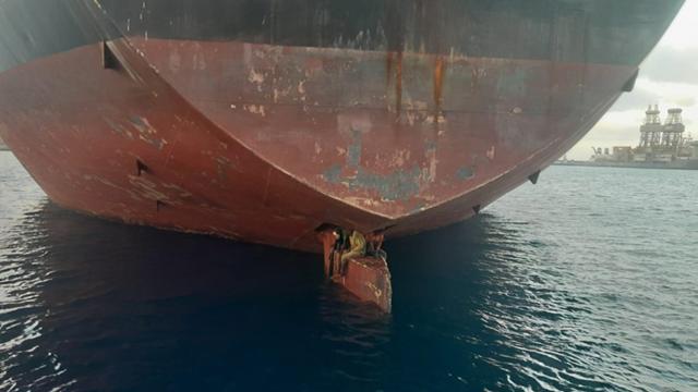 Üç miqrant gəminin altındakı sükan hissəsində 11 gün səyahət edib