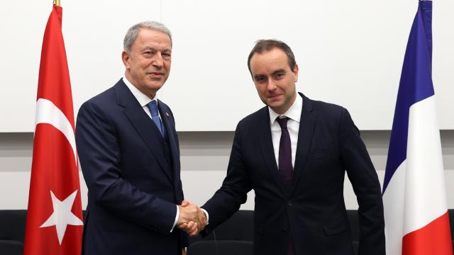 Hulusi Akar Fransanın müdafiə naziri ilə görüşdü