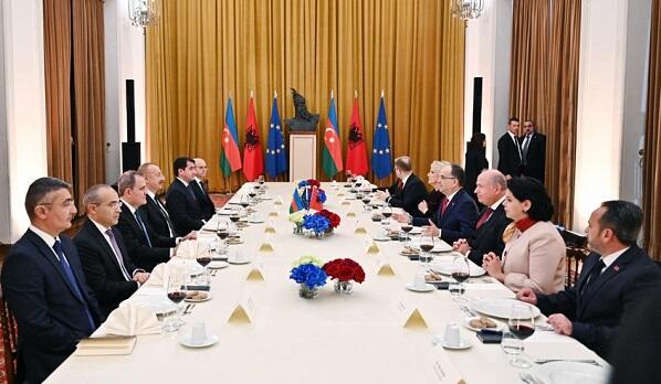 Prezidentlərin geniş tərkibdə görüşü oldu