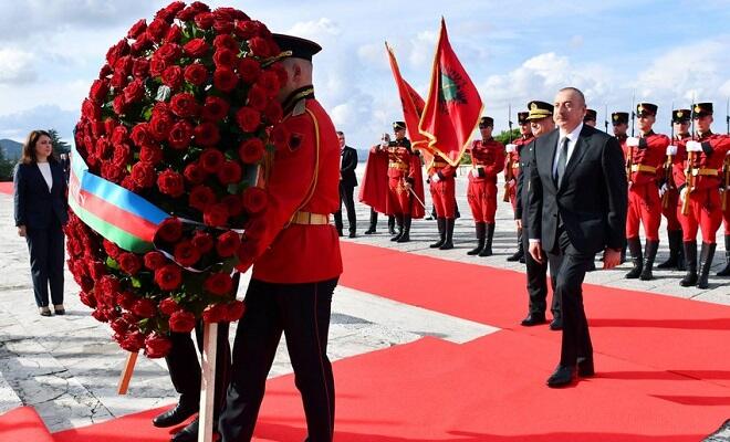 İlham Əliyev Tiranada “Mother Albaniya” abidəsini ziyarət etdi