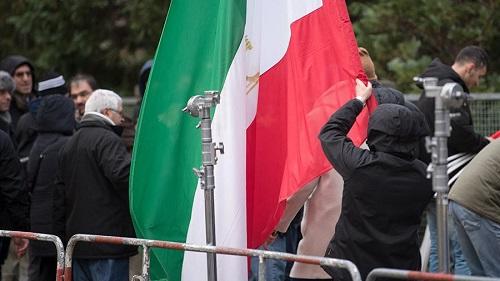 Etirazçılar İran bayrağını yandırdı