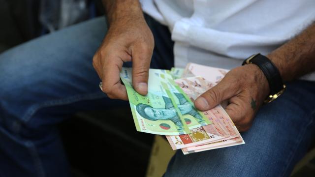 İranda dolların məzənnəsi rekord həddə çatdı