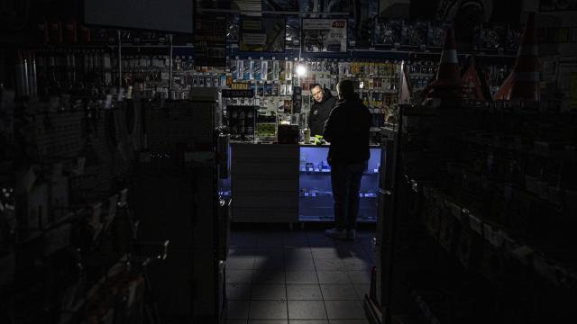 Kiyevdə sahibkarlar generatorlardan istifadə edirlər