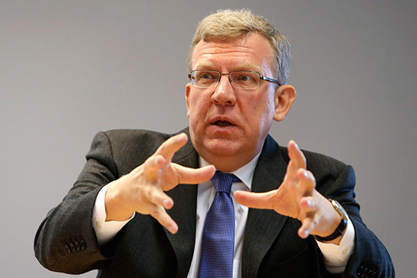 Putinin ən yaxın adamı istefa verdi