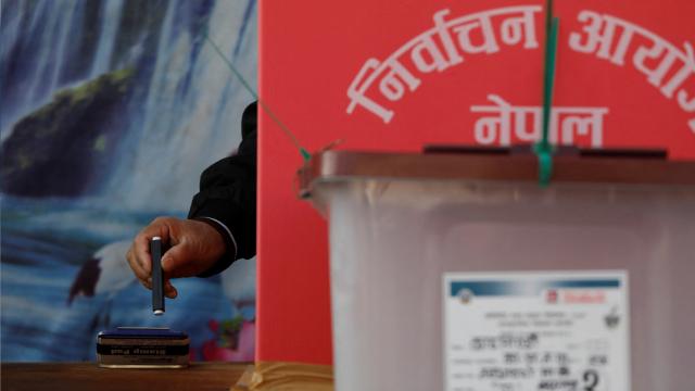 Nepal parlament seçkiləri üçün sandıq başında