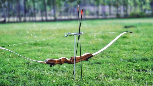 Küçədə səs-küy salanlara xəbərdarlıq etdi, sonra oxla öldürdü