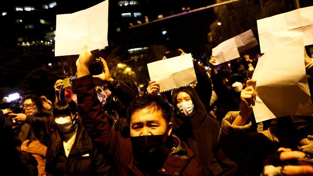 Çində etirazçılar niyə boş kağız tuturlar?