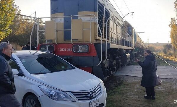 Bakıda yük qatarı ilə maşın toqquşdu