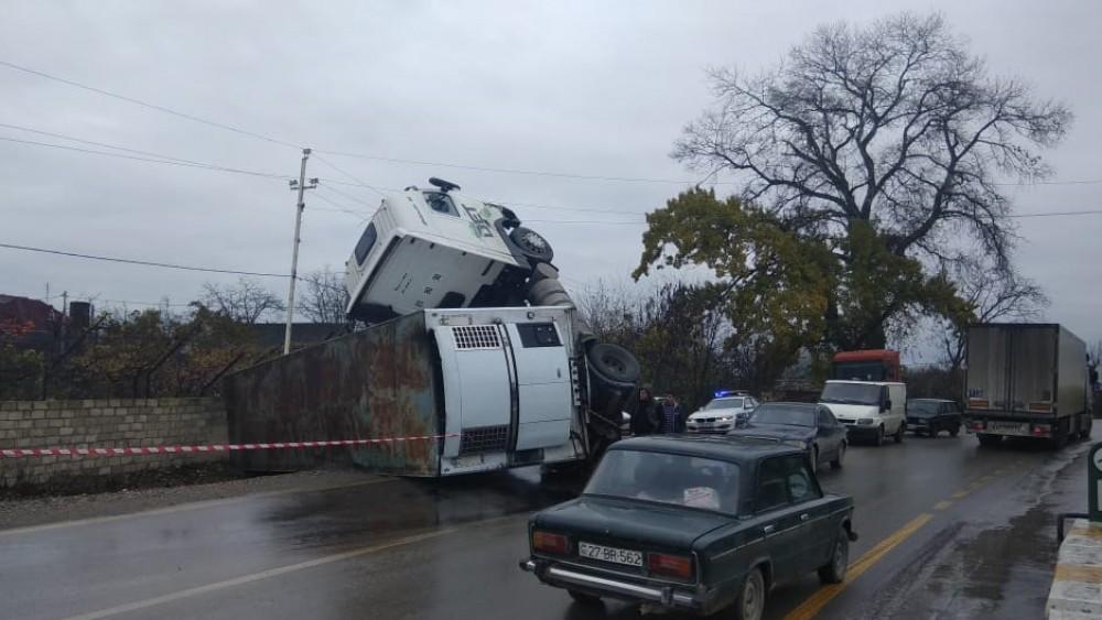Kəlbəcərdə yük avtomobili dərəyə aşdı: ölən var