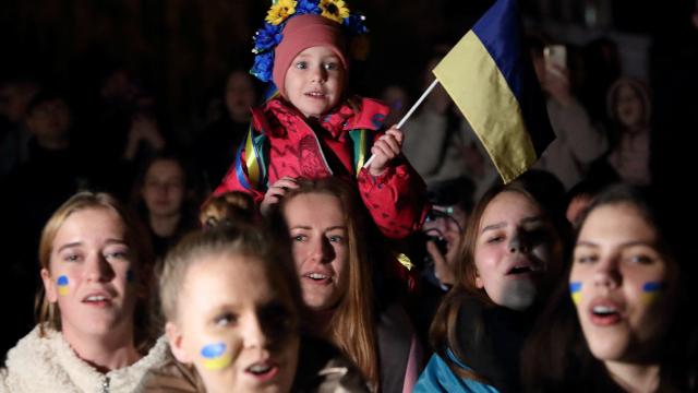 Ukraynalılar rus qoşunlarının geri çəkildiyi Xersonda bayram keçirirlər