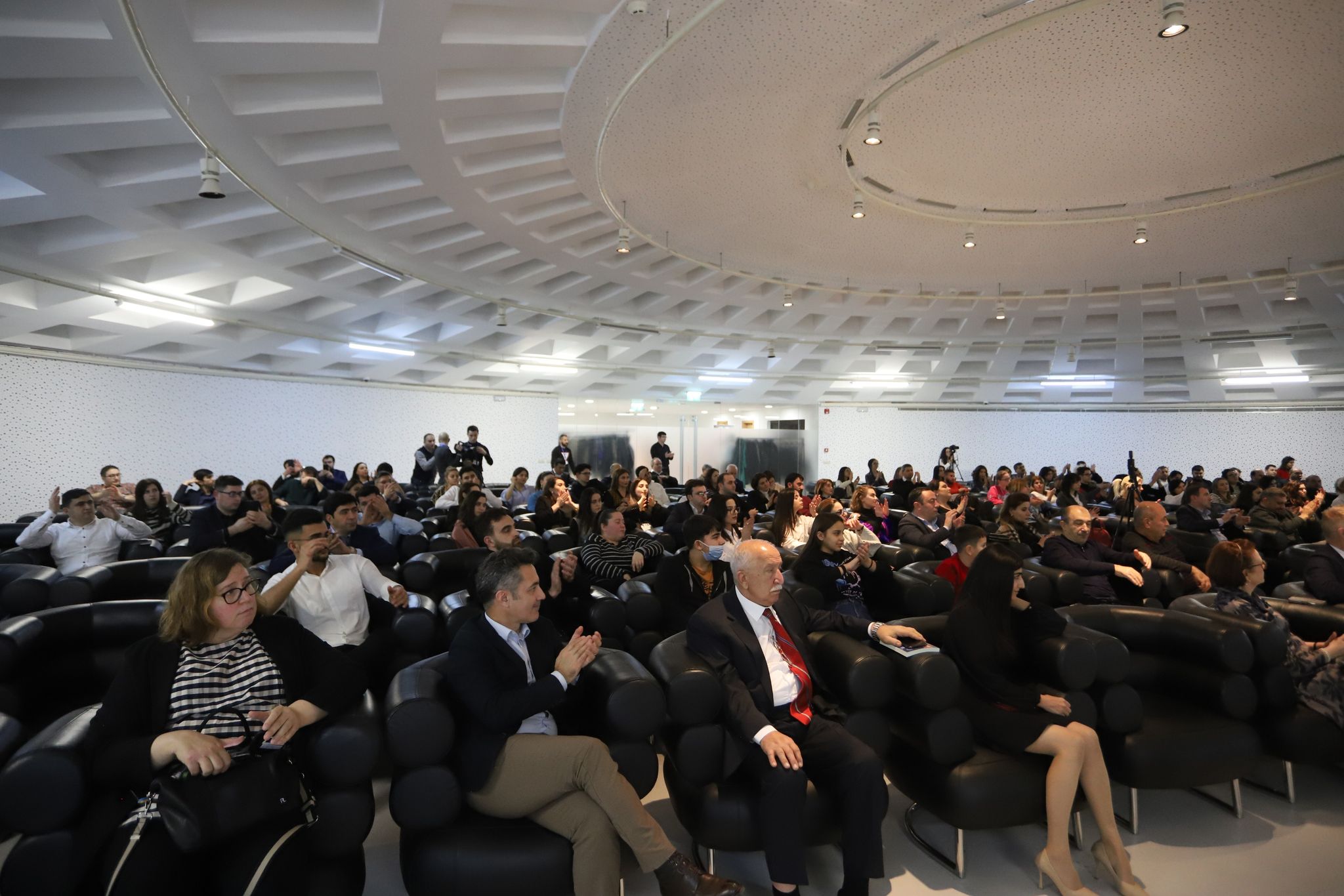 Kitabı Azərbaycan dilinə tərcümə edilən finlandiyalı professor Bakıya gəldi, ölkəsinin təhsil sistemindən danışdı – FOTO