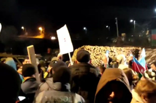 Etirazçılar Şuşa-Xankəndi yolunda Azərbaycan himnini səsləndirdilər – VİDEO