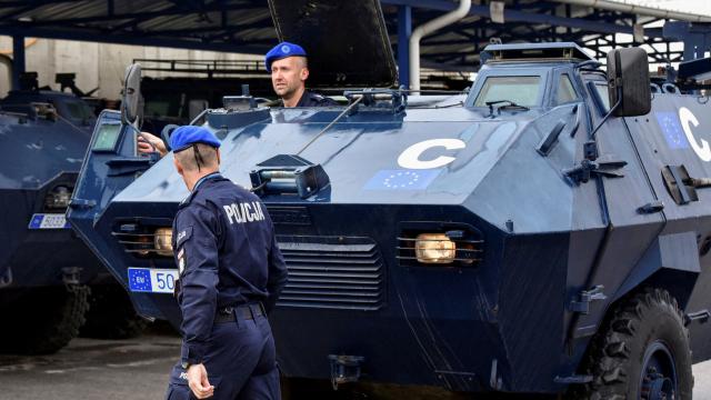 Kosovoda Aİ-nin patrul komandasına səs bombalı hücum olub