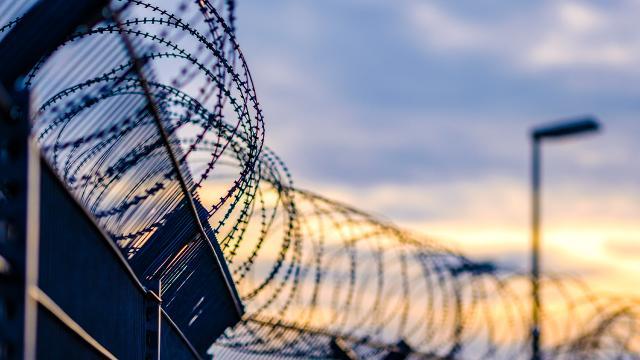 Almaniyada məhkumlar 2 mühafizəçini girov götürüblər