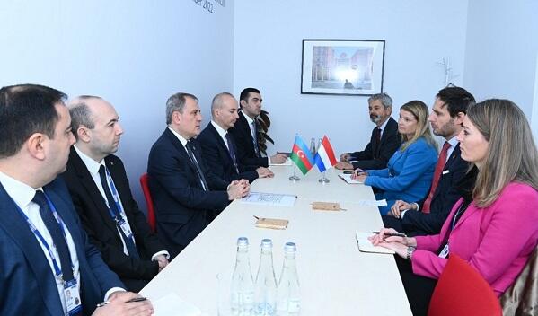 Ceyhun Bayramov niderlandlı həmkarı ilə görüşdü