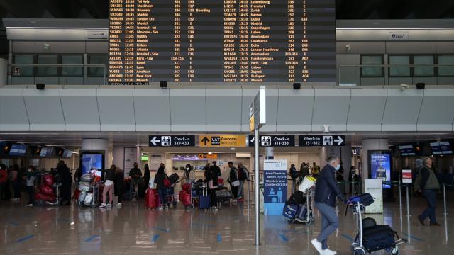 Aİ ölkələrinə COVID-19 səyahət məhdudiyyətlərini tamamilə aradan qaldırmaq üçün tövsiyə