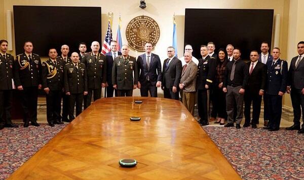 Vəliyev amerikalı qubernator və generalla görüşdü