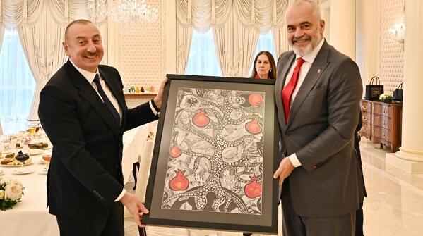 Prezident Leyla Əliyevanın əsərini Ramaya hədiyyə etdi