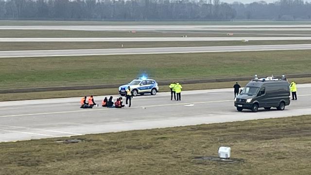 Almaniyada ekoloqlar Münhen hava limanında etiraz aksiyası keçiriblər