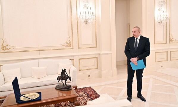 Əziz Əliyevin iş otağındakı əsər Prezidentə təqdim olundu