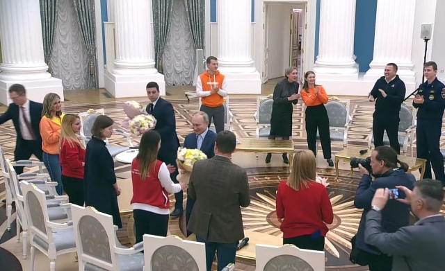 Putin qarşılıqlı yardım aksiyasının könüllülərinin işini qeyd edib