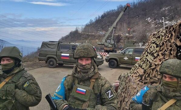 Sülhməramlılar Şuşa-Xankəndi yolunda musiqilər səsləndirir